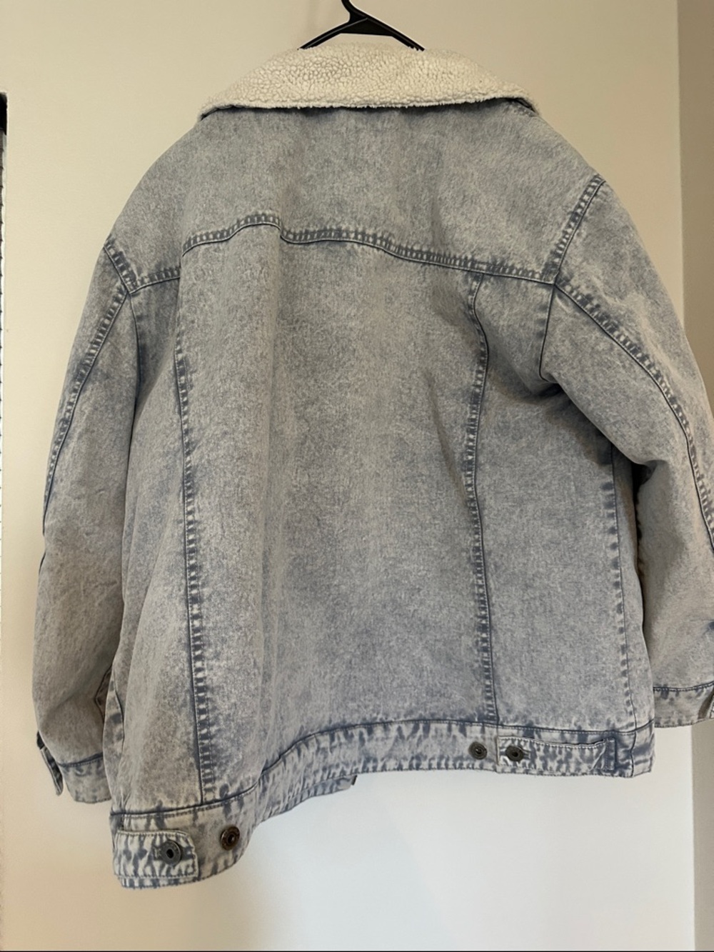 Levi's Acid-Wash Sherpa Denim Jacket in Faded Gray and Cream - Picture 5 of 5